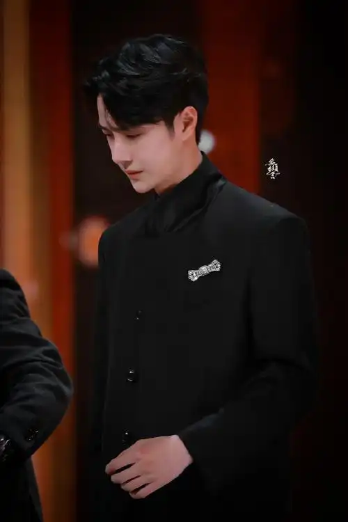 王一博##王一博暗纹西装