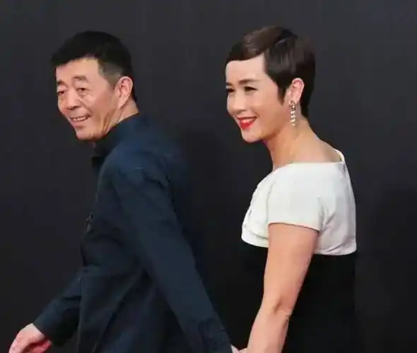 蒋雯丽夫妇携手亮相,蒋雯丽打扮时尚老公显老,夫妻俩像是两辈人