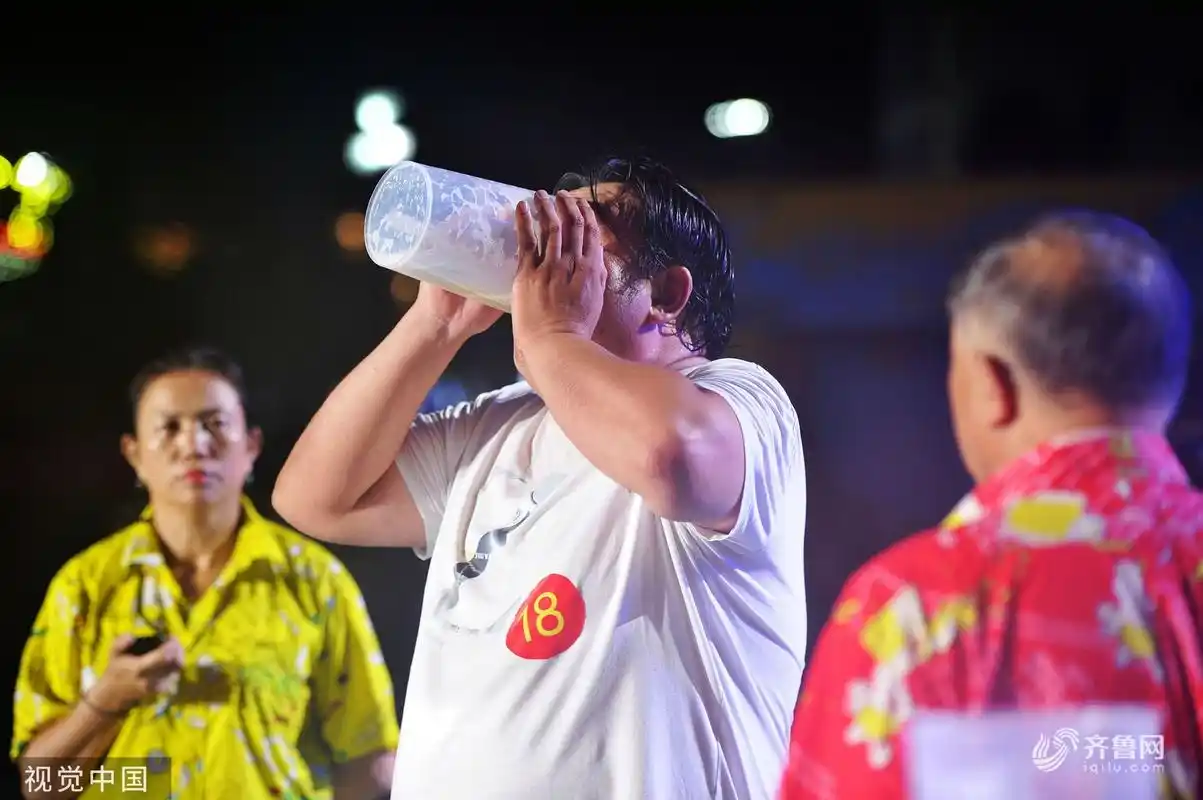 青岛国际啤酒节举办饮酒大赛 参赛选手吹瓶最快不到4秒