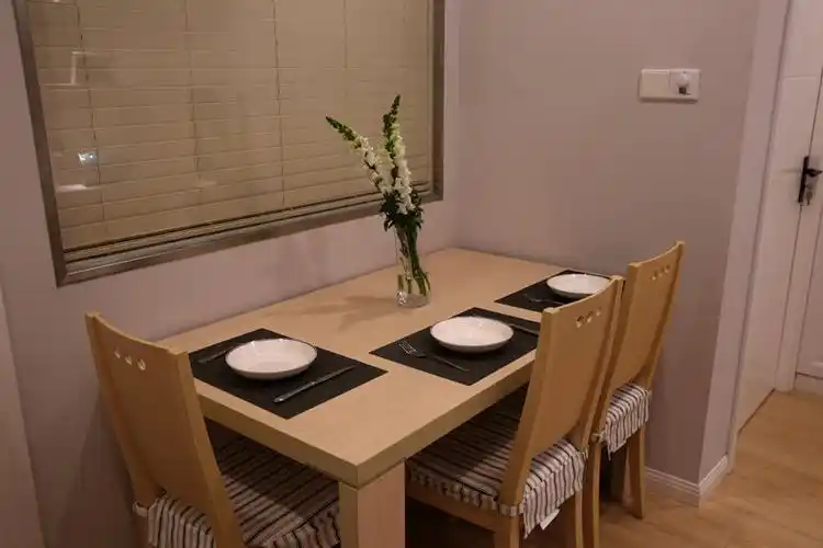 温馨简约宜家餐厅原木餐桌设计