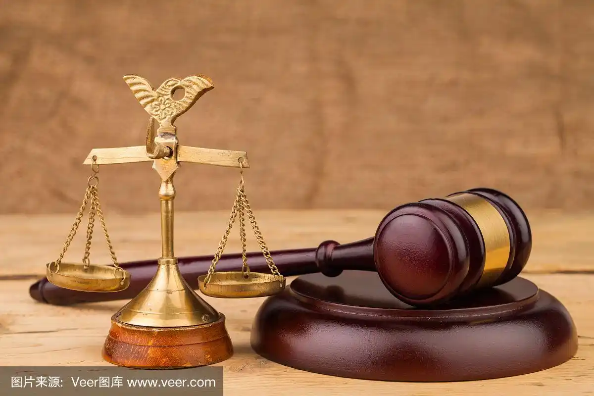 法官的木槌和天平的特写