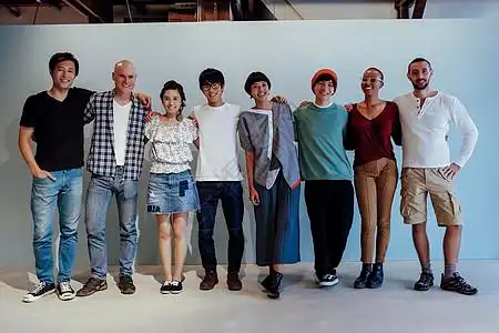 女生正面8人合影正面肖像照背景