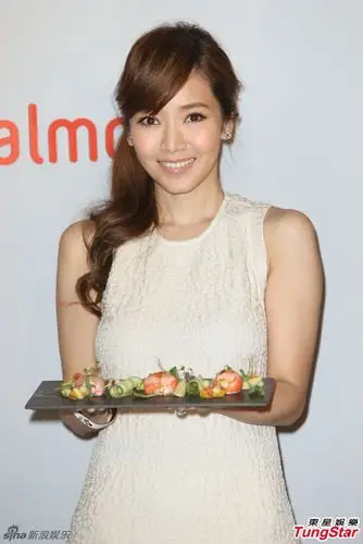 侯佩岑白色长裙亮相 笑容优雅气质甜美