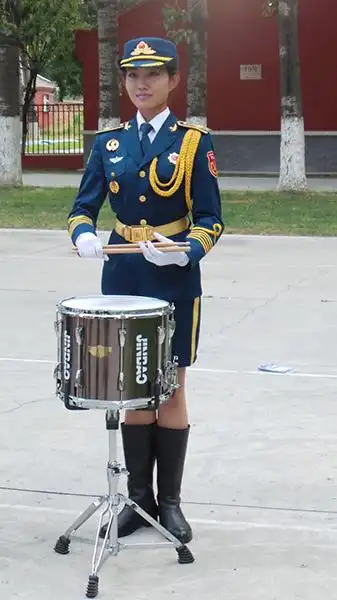 3阅兵"联合军乐团 女兵靓丽出众