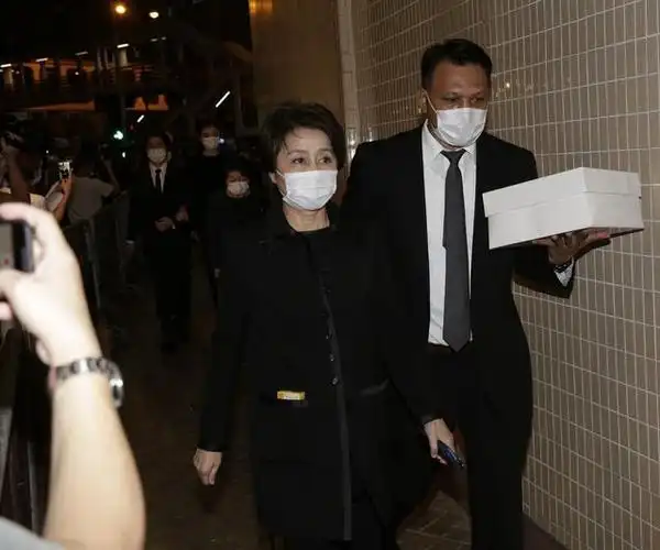 赌王葬礼子女们全累垮,离场时个个双眼无神