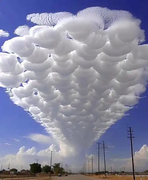 云朵的形状渐渐变得奇特,有的像一个慈祥的老人,有的像一艘飘荡的船.