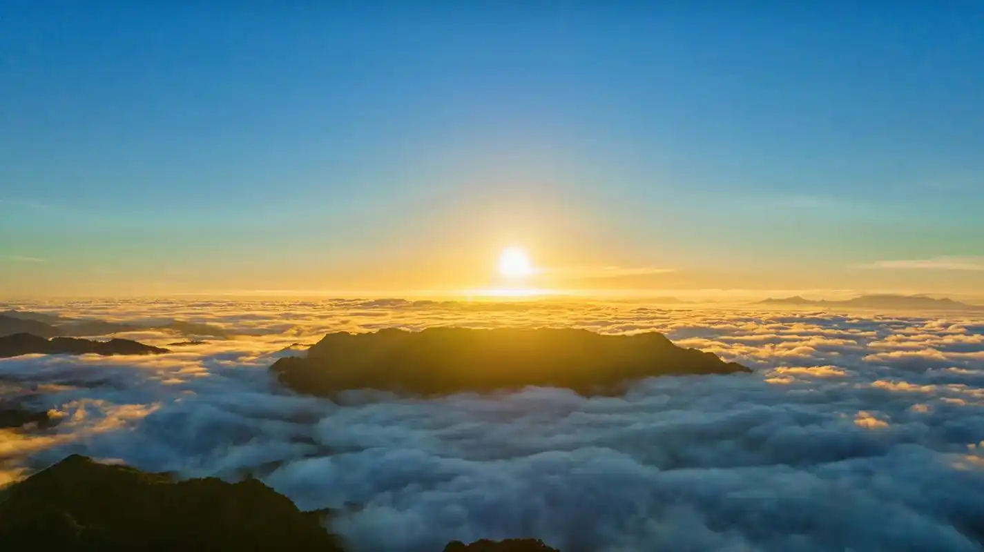 远赴人间惊鸿宴 一睹云海盛世颜.#治愈系风景 #云雾缭绕人间 - 抖音