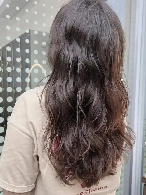 中长发烫这样的卷发可盐可甜,可森系慵懒文艺.