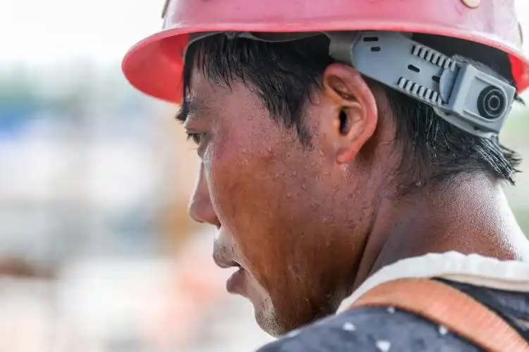 战高温|致敬劳动者,让更多"凉策"呵护高温下的坚守_山东_大众网