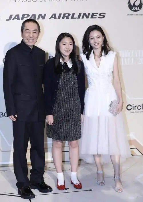 张艺谋小娇妻陈婷穿白色长裙配刘海编发39岁美若19岁