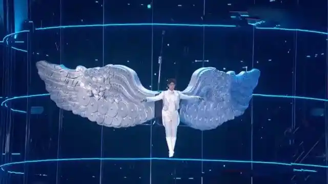 杨洋吊威亚出场一首安心的温柔温暖人心造型无比炫酷