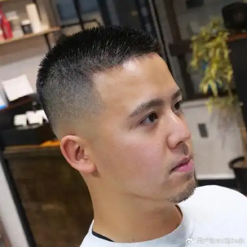 两侧铲短男发:帅气,利落与百变的新风尚