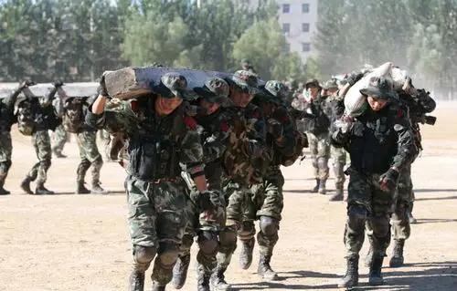 原木过时了!武警特战扛水泥板训练(组图)