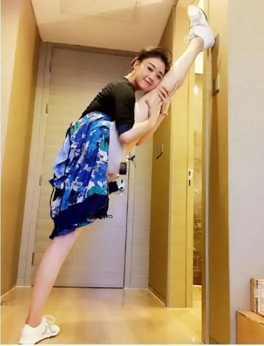 刘亦菲真是厉害穿着高跟鞋你还能站着跨一字马