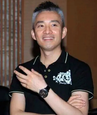 他曾是央视最帅主持人如今跨行成为影业总裁走上人生巅峰