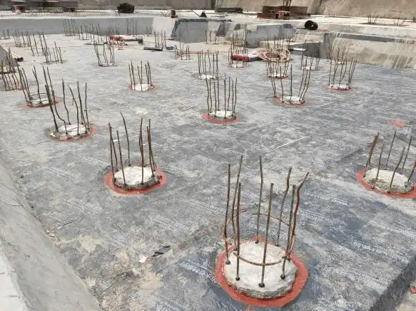 控制混凝土施工避免污染桩头,有砼残渣污染的应及时进行冲洗