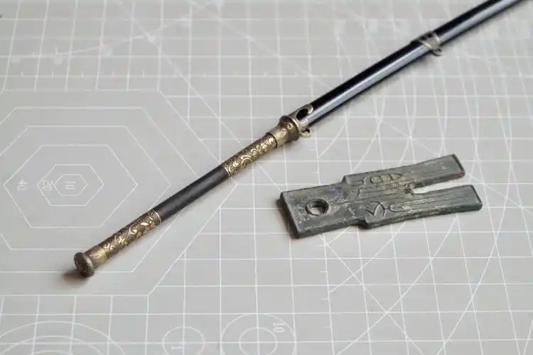 丁修手里的明御林军刀,不过大家都喜欢叫它苗刀.