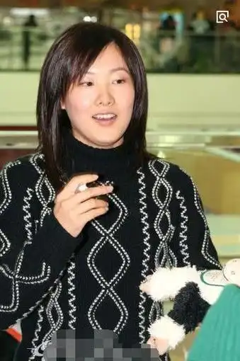 伏明霞被曝离婚与郑秀文晒合影心情大好丈夫回应实力打脸