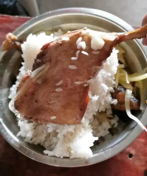 这是某工地上食堂的饭菜,鸭腿看起来很美味,饭菜的味道都不错.