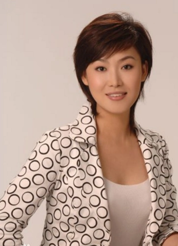 揭秘新闻联播女主播郑丽,非科班出身,刚到央视时会跑出东北口音