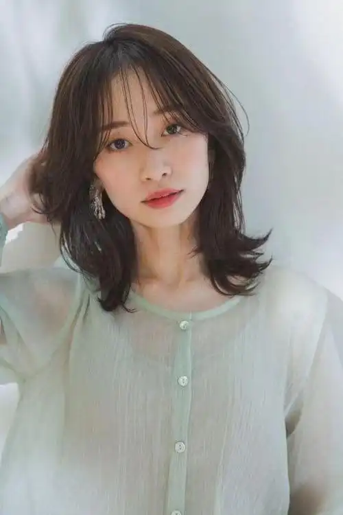 这位女士的眉眼看上去特别传神,同时这种蓬松的卷发发型也让她棱角