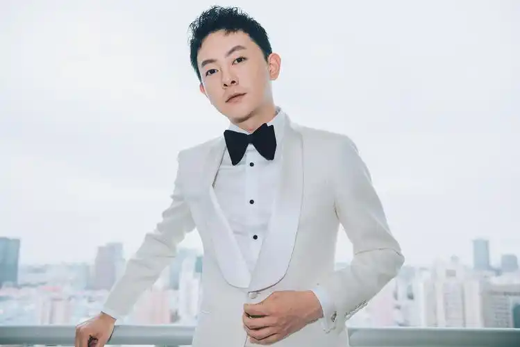 张皓然获"芭莎年度卓越魅力艺人"奖被李佳琦连赞有品位