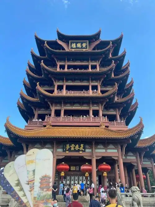 武汉市长江南岸武昌蛇山之巅的黄鹤楼景区是一个颇具代表性的风景名胜