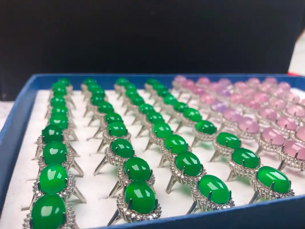 宣妮珠宝# 最宠粉翡翠直播间,只要你敢关注,我们就宠你.#翡翠