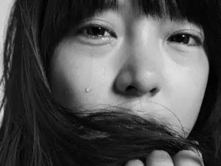 流泪伤感黑白图片流泪的眼睛
