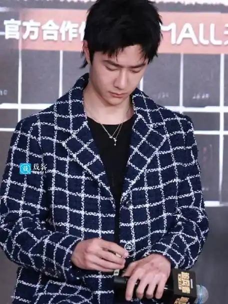 笑鼠了王一博认真摆弄话筒,转着转着没想到真把下面那个条给弄下懒怂