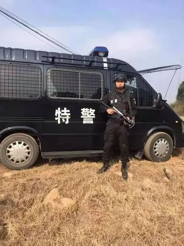 女孩暴雨中被困,求助特警男友,结果