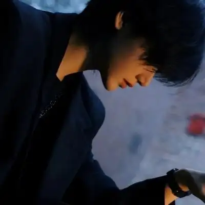 小众原宿风男生头像错把玫瑰当浪漫