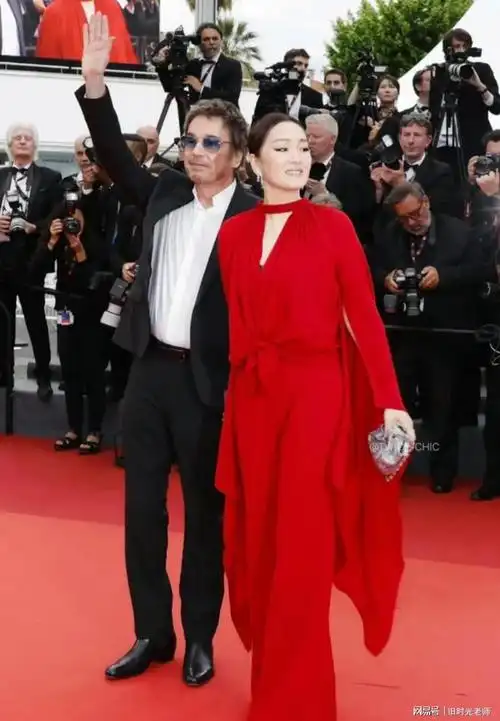 巩俐现身机场,穿7800块鞋子气场强,75岁老公未同行|长裙|红毯|西装