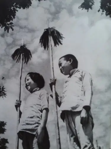 图为儿童团站岗放哨