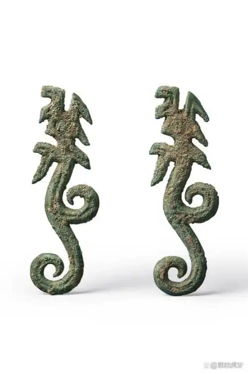 【夔 (kuí) 龙形铜饰 · 西周早期】宝鸡青铜器博物院藏.