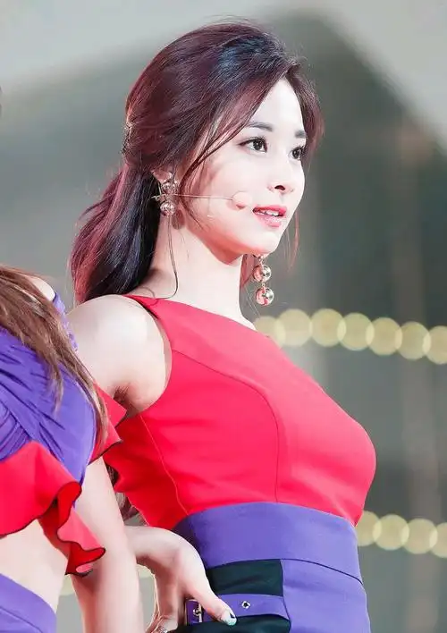 周子瑜舞台上惊艳瞬间,闪闪发光的美貌夺人眼球,在韩国人气超高