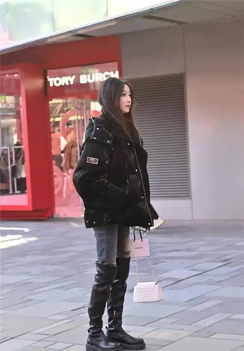 紧身牛仔裤搭配长靴,冬季的经典,每一位美女的搭配都不一样_风格_黑色