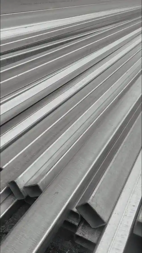 镀锌方钢龙骨实例 #施工现场拍摄 #防腐木工程 #园林景观 #木屋建造