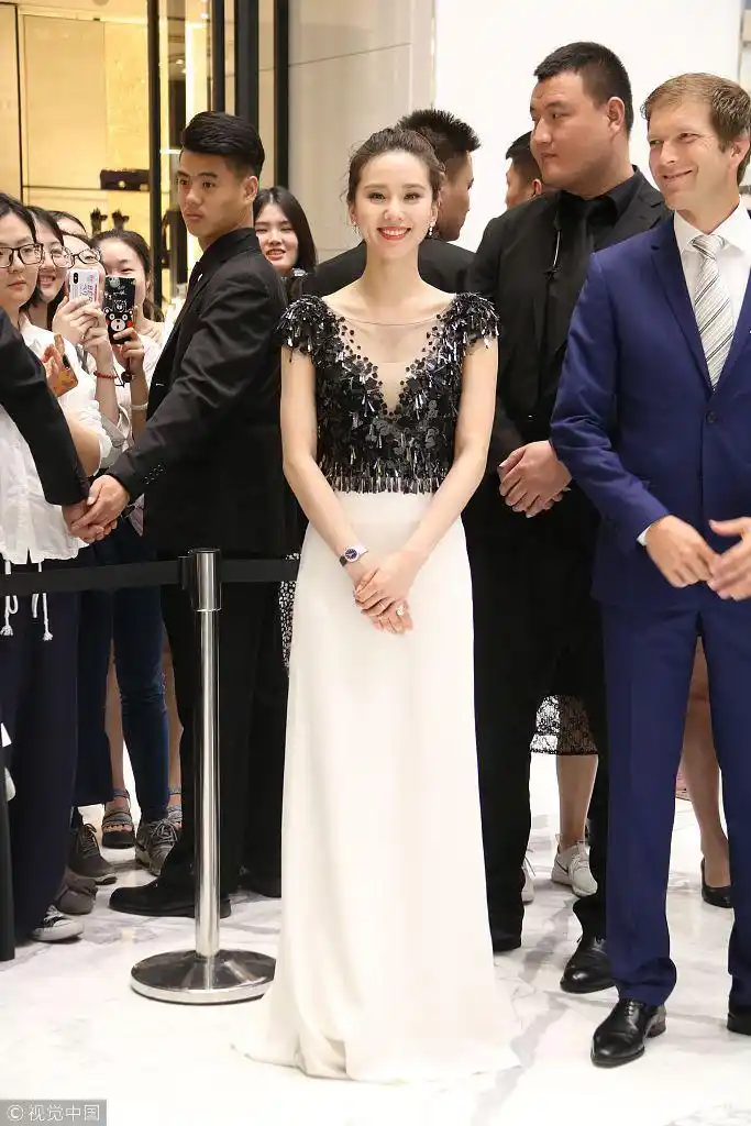 组图:刘诗诗优雅亮相美胸隐现 举杯小酌笑容迷人