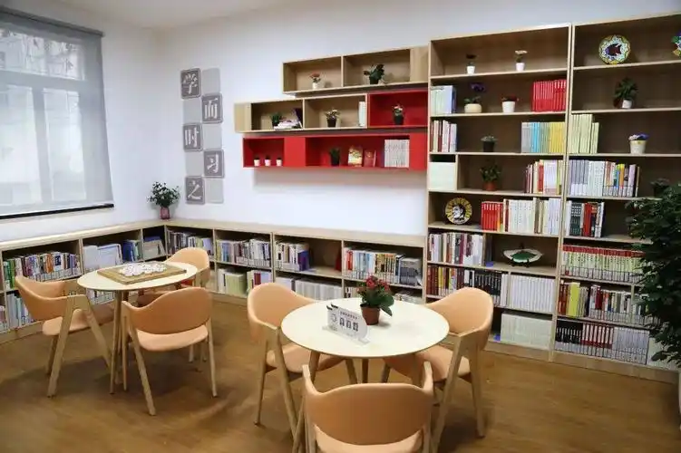 二楼是功能齐全的各种活动室,有党员先锋直播屋,社区书记之家,百合