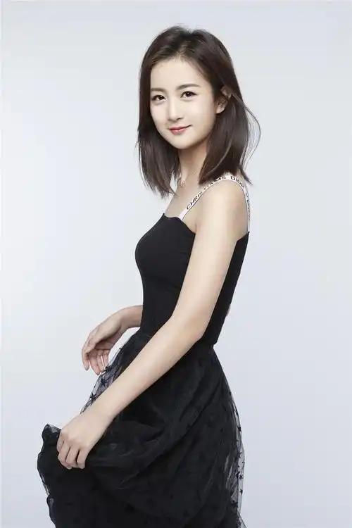 "中戏校花"马思雯时尚写真曝光 优雅风范look装吸睛