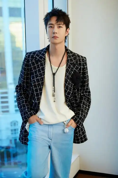 王一博身着chanel 斜纹软呢外套,搭配阔腿牛仔裤出席爱奇艺尖叫之夜.