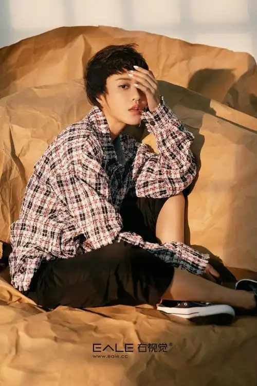 一起又看流星雨小应采儿彭勃时尚动感写真