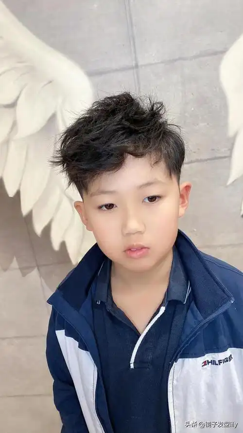 三岁男童适合剪什么发型,三岁女宝宝剪什么发型好看(最帅气的小男孩