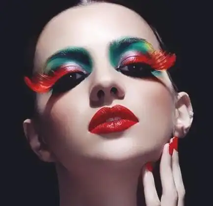 个性时尚的创意彩妆造型蕴含着无限的智慧, 色彩绚丽的眼妆配上火红美