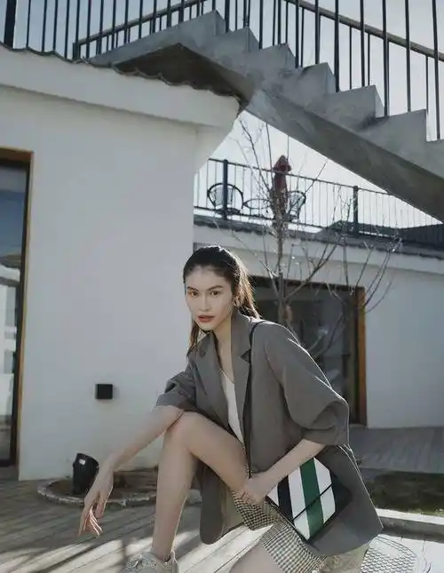 原创何穗晒屏保式美照绿开衫清新花园美成画抚摸长发魅力又撩人