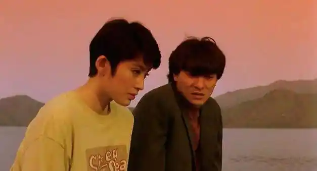 《至尊无上》该片讲述了陈亚蟹和搭档华仔远赴某国调查出千团伙,引发