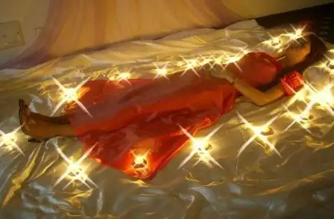 安详的遗容--红色晚装