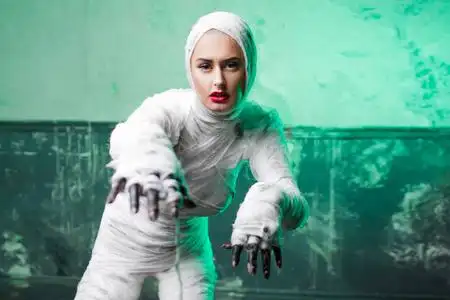 迷人的木乃伊.在她的身体的绷带的一个年轻美丽的女人的肖像照片