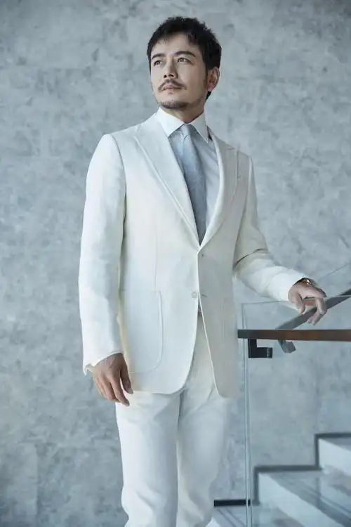 杨烁白色西服解锁新风格 尽显绅士精英魅力